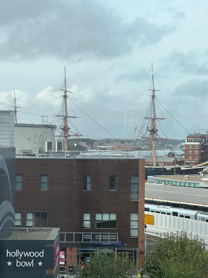 Gunwharf Quays Harbour Apartments Portsmouth Exterior foto